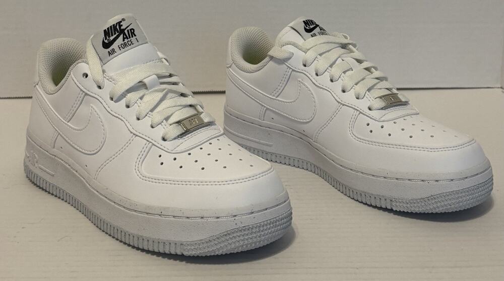 WMNS NIKE AIR FORCE 1 07 NEXT NATURE WHITE-WHITE-BLACK SZ 5 [DC9486-101]